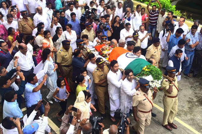 Relatives and friends carry the body of former cricketer Ajit Wadekar to a crematorium in Mumbai on August 17, 2018. Ajit Wadekar was one of the few Indians to represent the country as Test player, captain, coach/manager and the chairman of selectors. Lala Amarnath and Chandu Borde are the only other players to achieve this distinction. Pic/Atul Kamble.