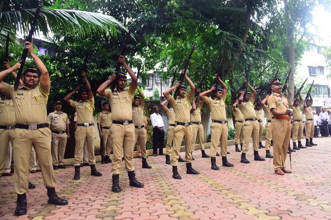 Mumbai Police gave the gaurd of honour to former Indian cricketer Ajit Wadekar at a crematorium in Shivaji park in Dadar in Mumbai on August 17, 2018. - Former Indian cricket captain Ajit Wadekar, passed away following a long illness in Mumbai on 17/08/2018. Pic/Atul Kamble.