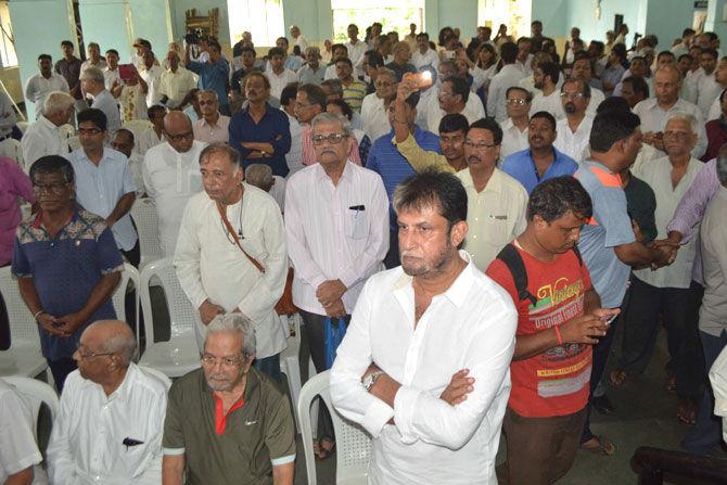 Sandeep Patil and Vasu Paranjape during former cricketer Ajit Wadekar's funeral in Shivaji park in Dadar on August 17, 2018. Remembering Ajit Wadekar, Sandeep Patil revealed what a disciplinarian the former Indian captain was, he wrote 'After we won the World Cup quarter-final against Pakistan at Bangalore, a few from the team went out partying and Ajit was very upset. He insisted that we don't get carried away with the so-called euphoria of beating Pakistan. He wanted full focus for the semi-final which we unfortunately lost. The dressing room in Kolkata was a sad place to be in and Ajit kept his cool.' Pic/Atul Kamble.