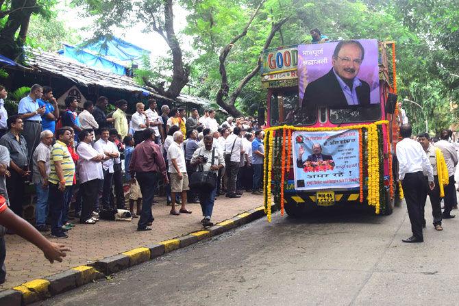 A truck carrying the body of former Indian cricket captain Ajit Wadekar, makes its way to a crematorium in Mumbai on August 17, 2018. Pic/Atul Kamble.