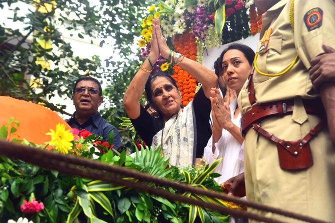 Wife, son and daughter of former cricketer Ajit Wadekar thank Ajit Wadekar's followers at a crematorium in Shivaji park in Dadar in Mumbai on August 17, 2018. Former India cricketer Chandu Borde, in a tribute to team-mate Ajit Wadekar recalled, 'Be it as a batsman, skipper and later, as a coach and chief of the national selection committee, he was always a good decision-maker. I think he was a true all-rounder of the game.' Pic/Atul Kamble.