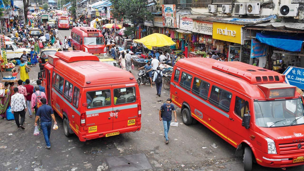BEST buses outside Dadar station. File pic/Ashish Raje