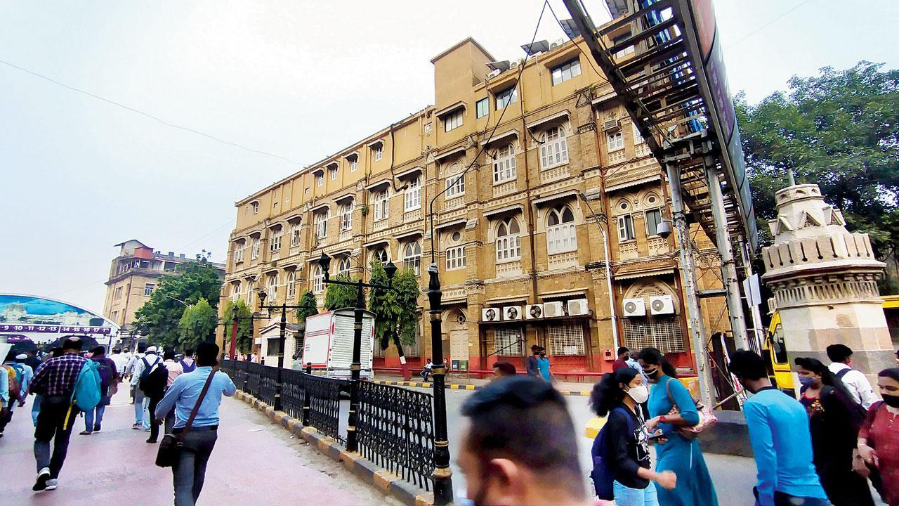 Railway manager building to go in CSMT revamp