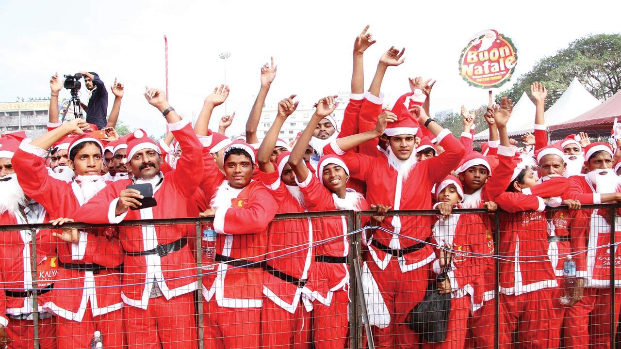 The cultural event itself includes dances, flash mobs, prize distribution ceremonies, giant life size floats, children dressed as angels, and thousands of Santas. 