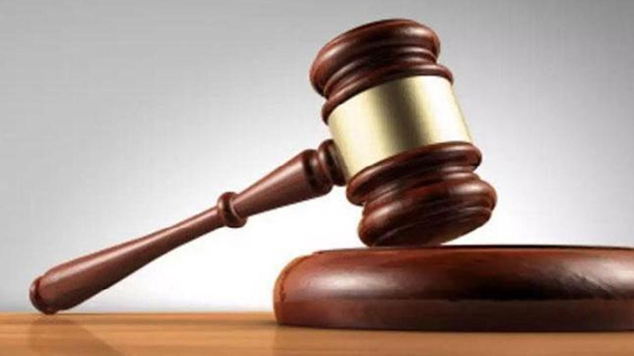 Convict in rape-murder case hurls slipper at judge in Gujarat's Surat