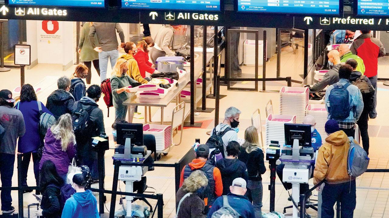 Omicron, storms disrupt US air travel on 4th straight day