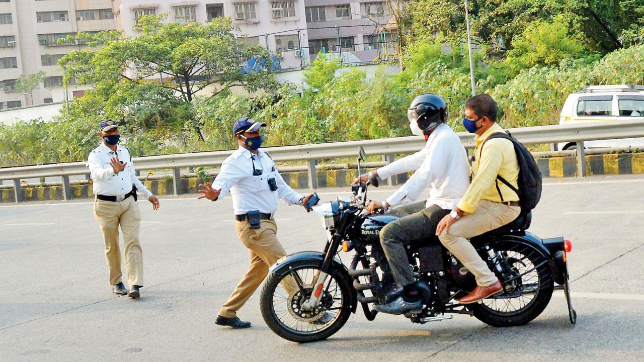 Mumbai traffic cops crack down on bikers on the Eastern Freeway