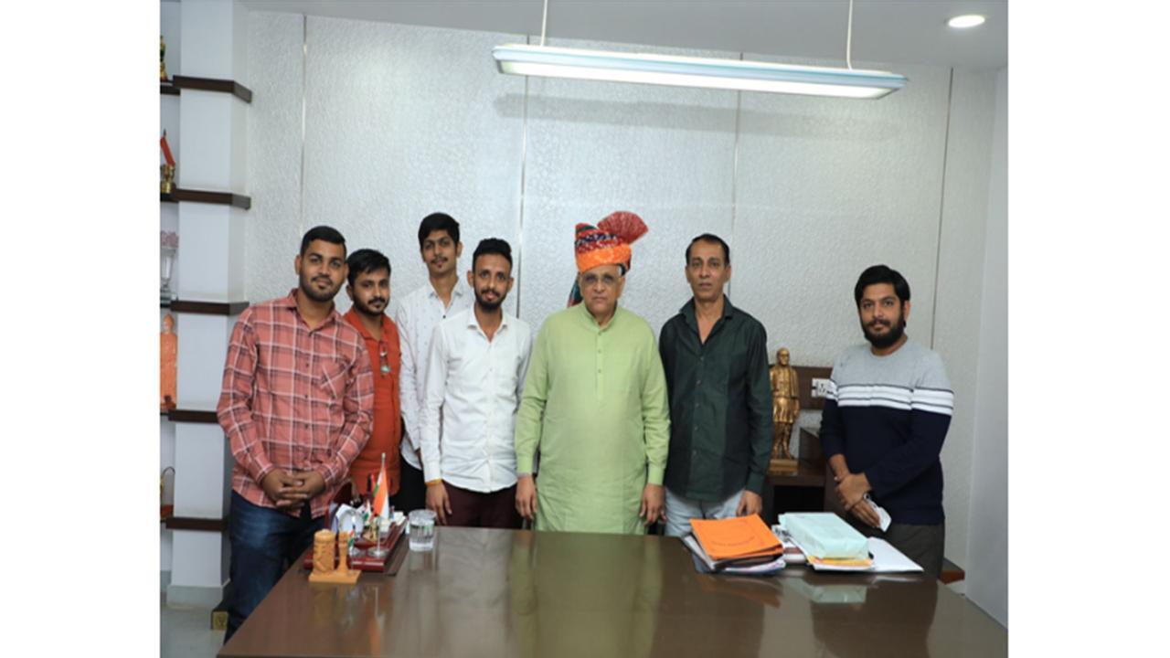 BJP Youth Leader felicitates Gujarat Chief Minister with Rajasthani Safa