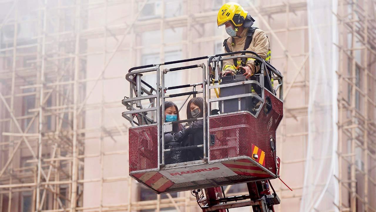 Major fire traps hundreds in Hong Kong tower