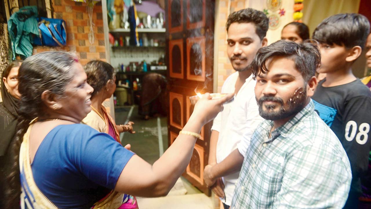 A warm welcome being given to the two. Pics/Bipin Kokate