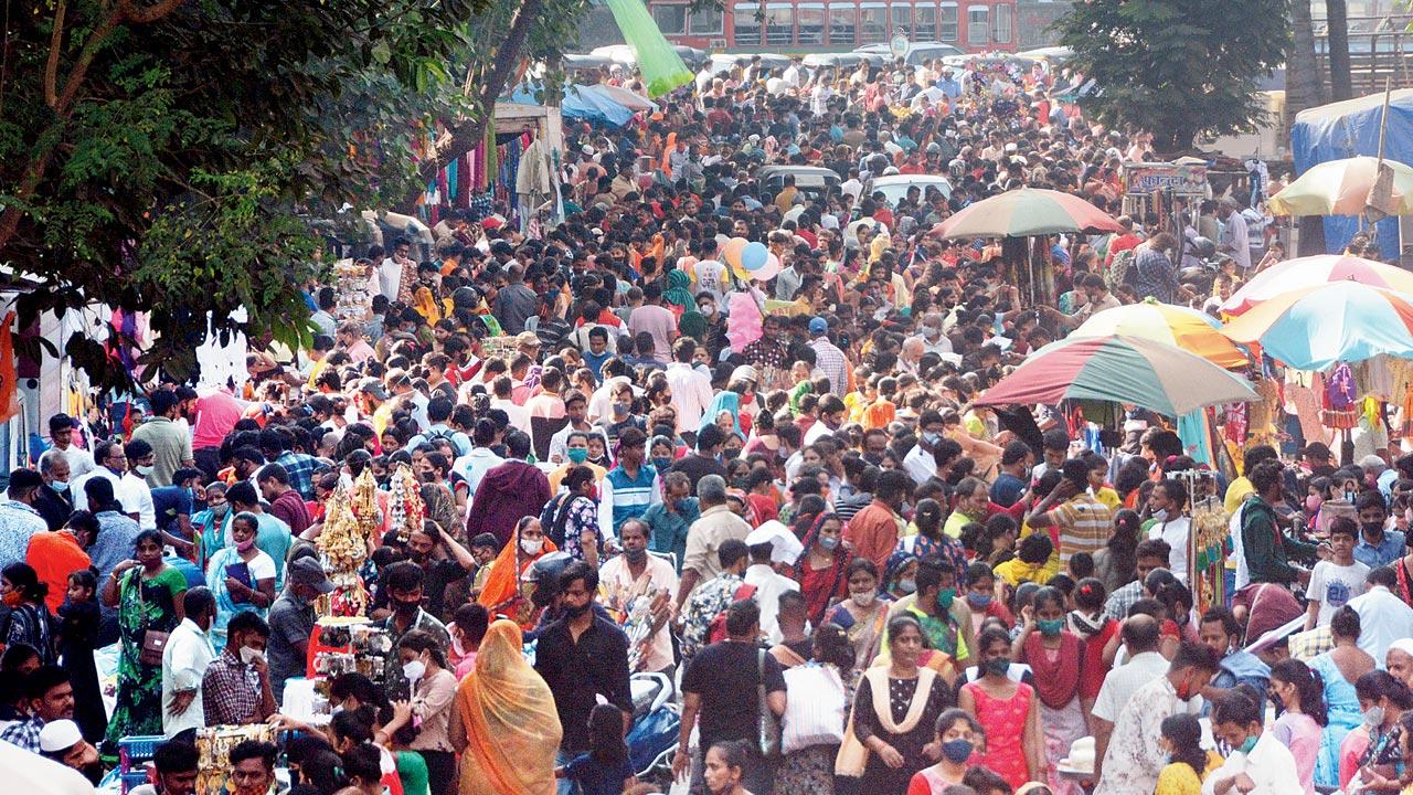 Mumbaikars, most without masks, throng the Poisar weekly bazaar at Kandivli, on Wednesday. Pic/Satej Shinde