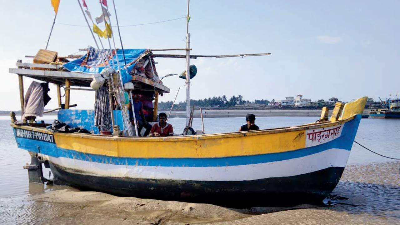 6 Mahim fishermen adrift during unseasonal rain survive without food, fuel, communication