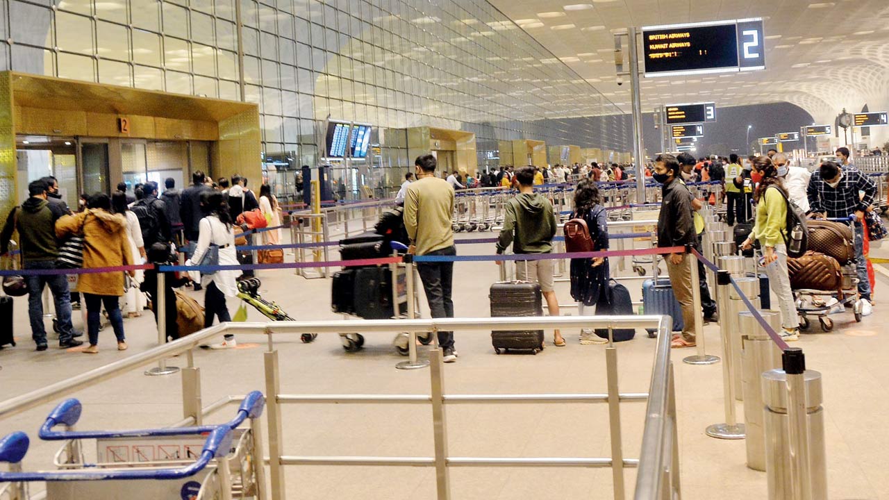 Travellers seen queuing up for document verification at the Chhatrapati Shivaji Maharaj International Airport. Pic/Sayyed Sameer Abedi