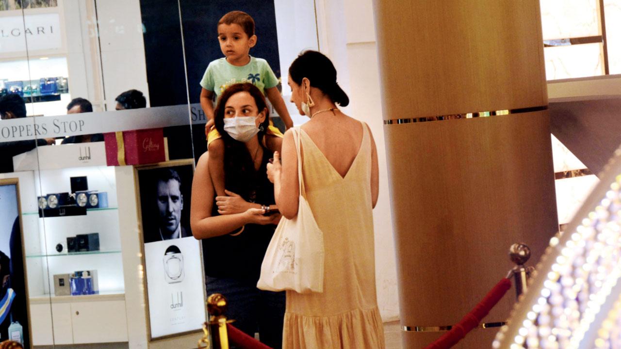 Visitors at R City mall, Ghatkopar. Currently, many services are open only to the fully vaccinated people. Pic/Sayyed Sameer Abedi