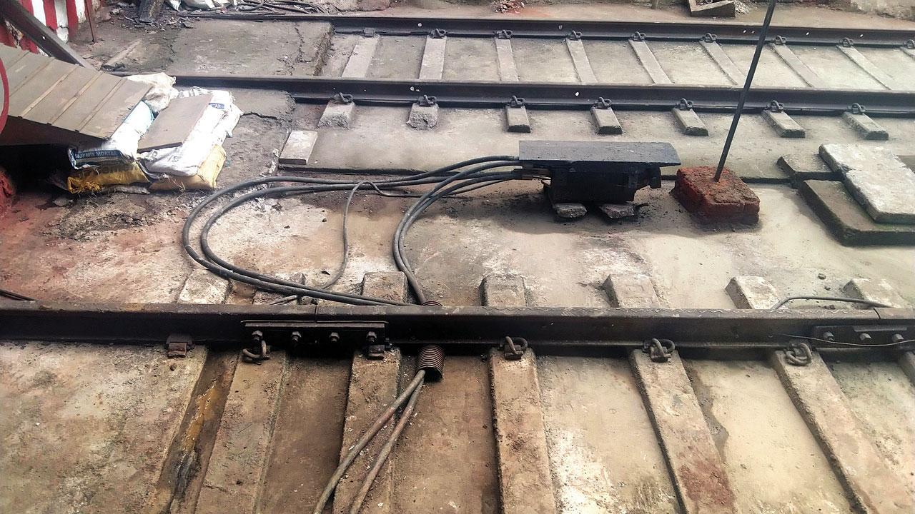 Two cases of theft of track cables, signals each month; Central Railway services hit