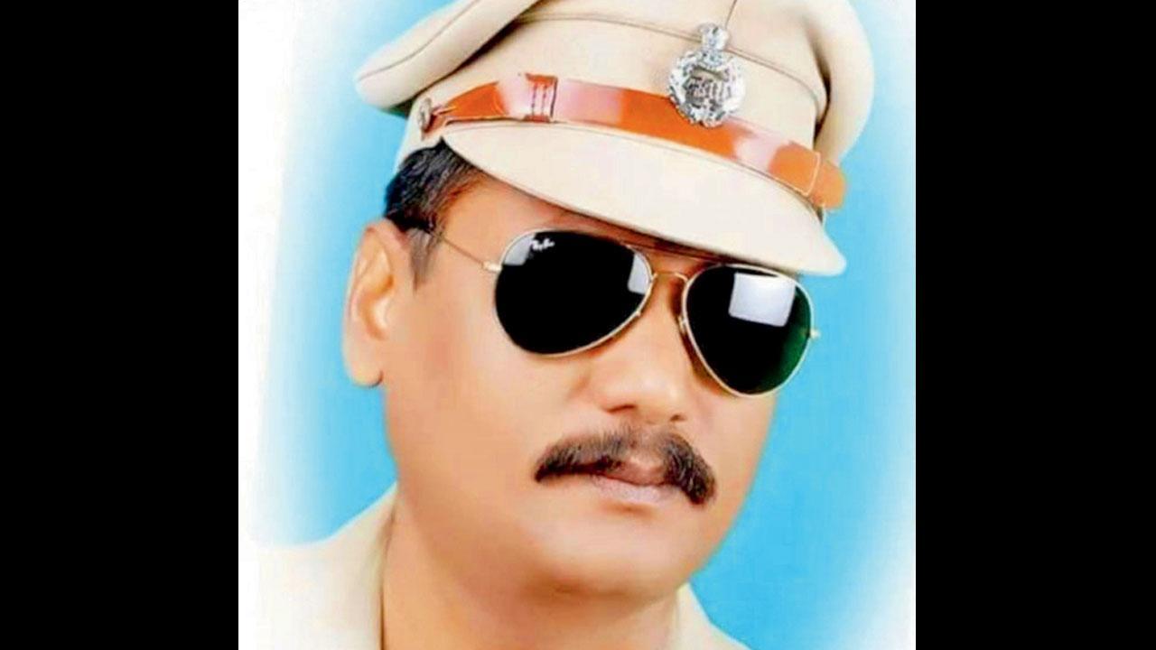 Excise officer kills self under running train in Malad