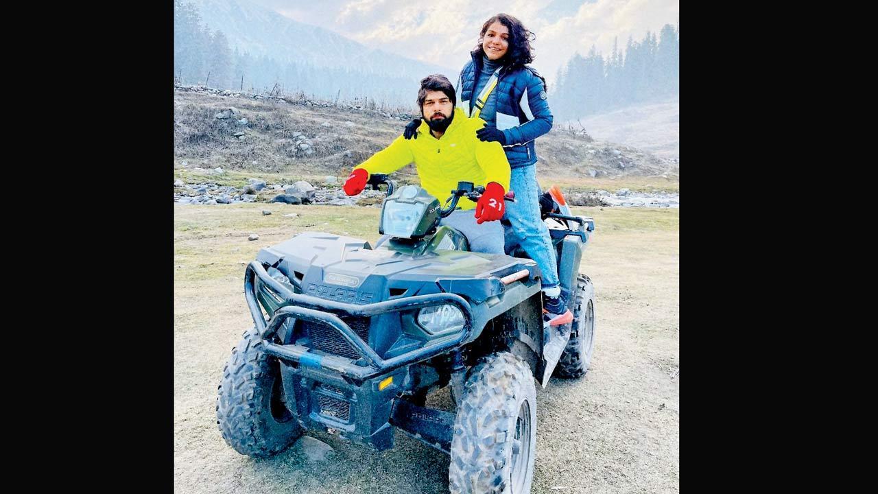 Sakshi Malik Sex - See photos: Sakshi Malik and husband Satyawart chill out in Gulmarg