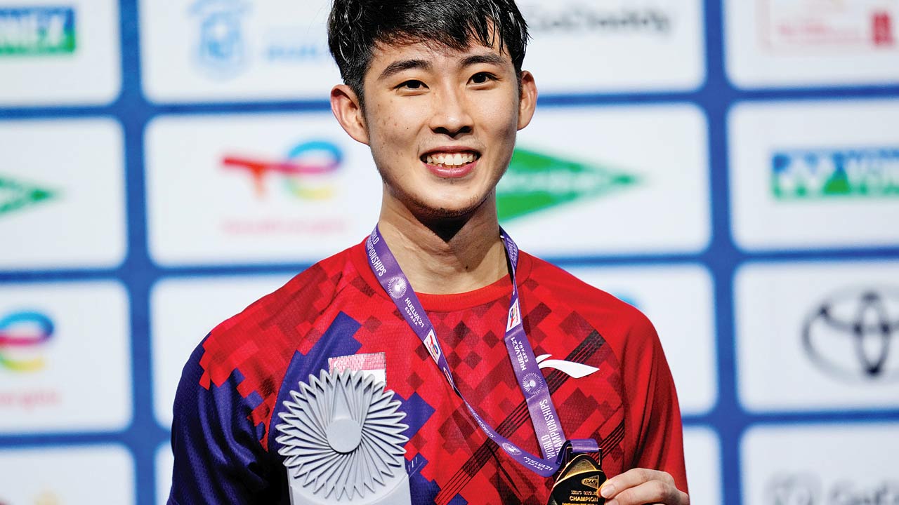Singapore’s Loh Kean Yew with the winner’s trophy. Pic/AP; PTI