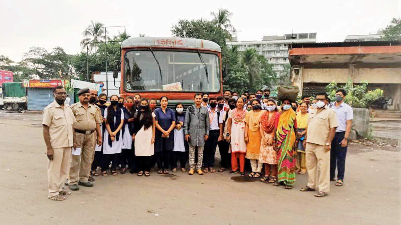 Villagers felicitate MSRTC workers who operated services for school children during strike