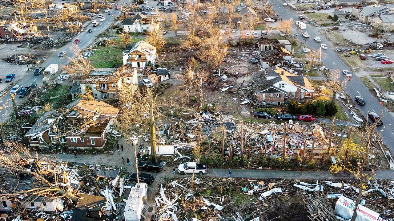 Thousands still without heat and water following US tornadoes