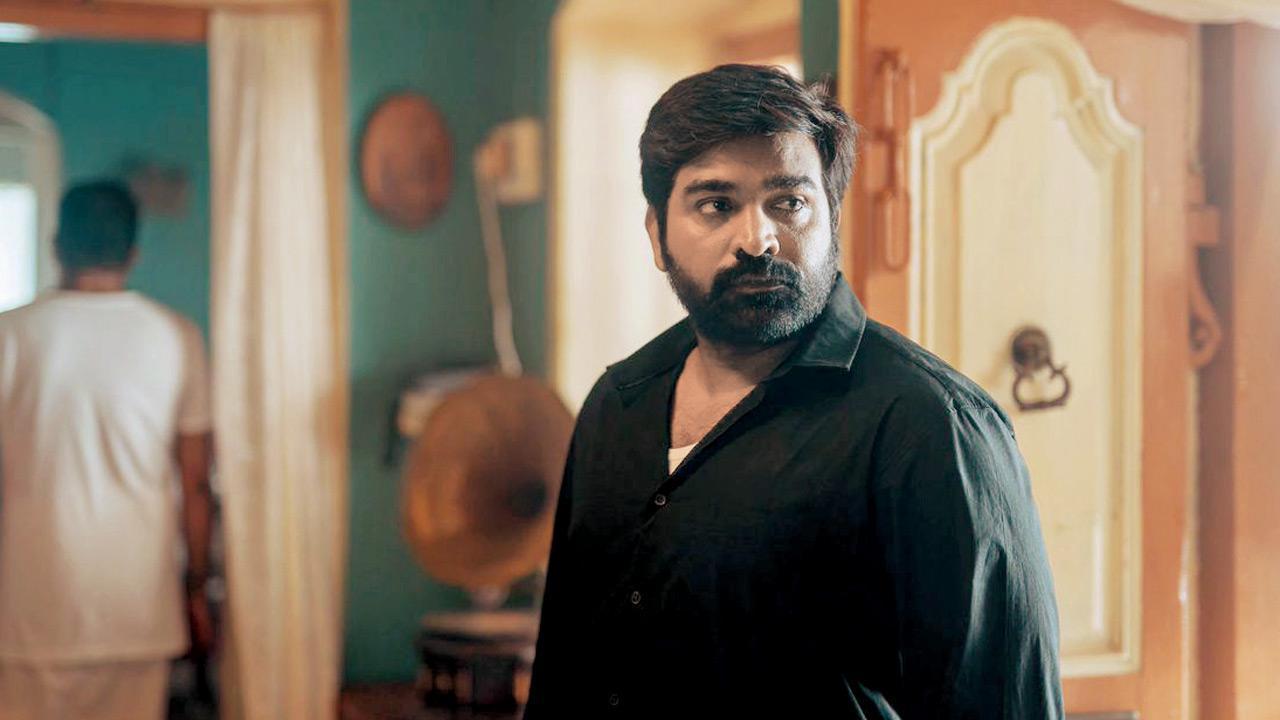 A video clip showing a failed attempt by an unidentified man to assault actor Vijay Sethupathi at the Bangalore airport had begun doing the rounds on social media. Talking to IANS, a source close to the actor said that the incident in question happened at the Bangalore airport in the early hours of Wednesday. Stating that the incident was not a serious one, the source said that the unidentified person, who was in an inebriated state, was creating a nuisance. Eventually, a minor argument erupted between the two sides after which the actor and his team chose to leave the place. However, the person is believed to have followed the actor and attempted to land a kick. Vijay Sethupathi, however, did not to choose to press charges and no police complaint was filed against the man.




