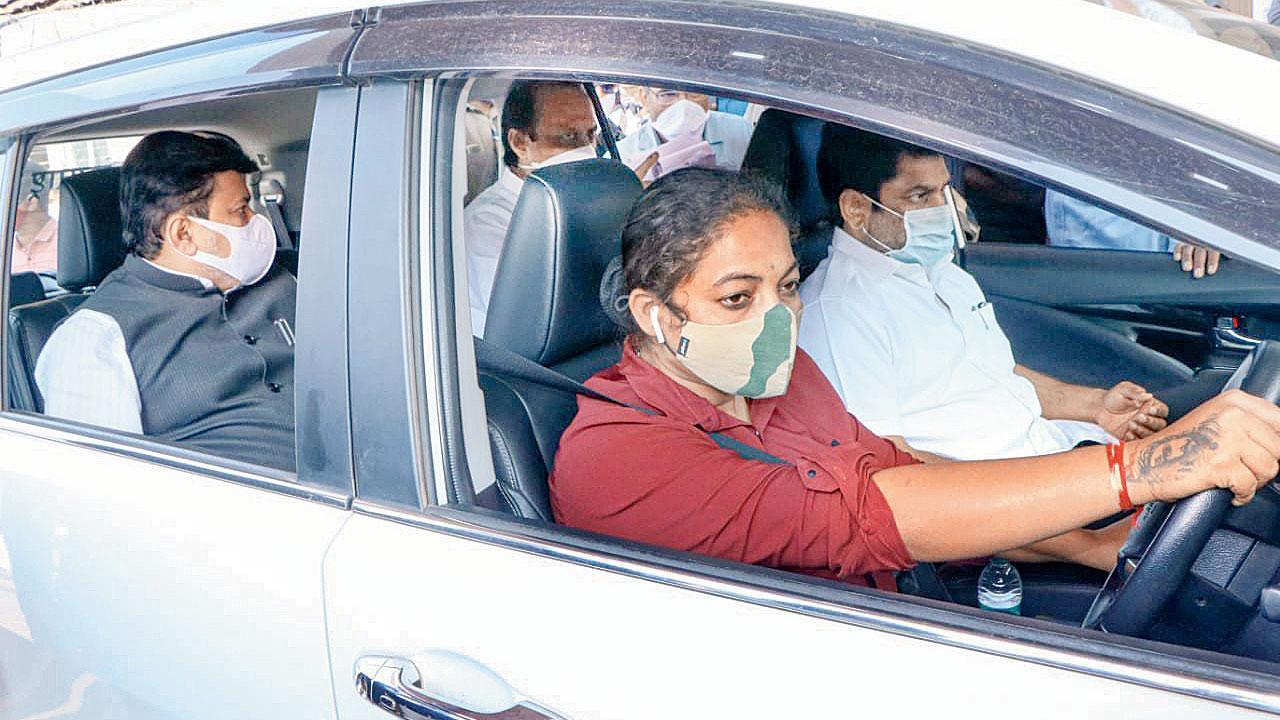 Woman constable drives DyCM, other ministers, around Sindhudurg; earns praise for driving skills