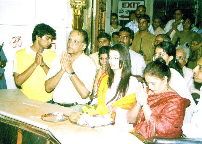 Aishwarya Rai Bachchan offers prayers with her parents Vrinda Rai and Krishnaraj Rai.