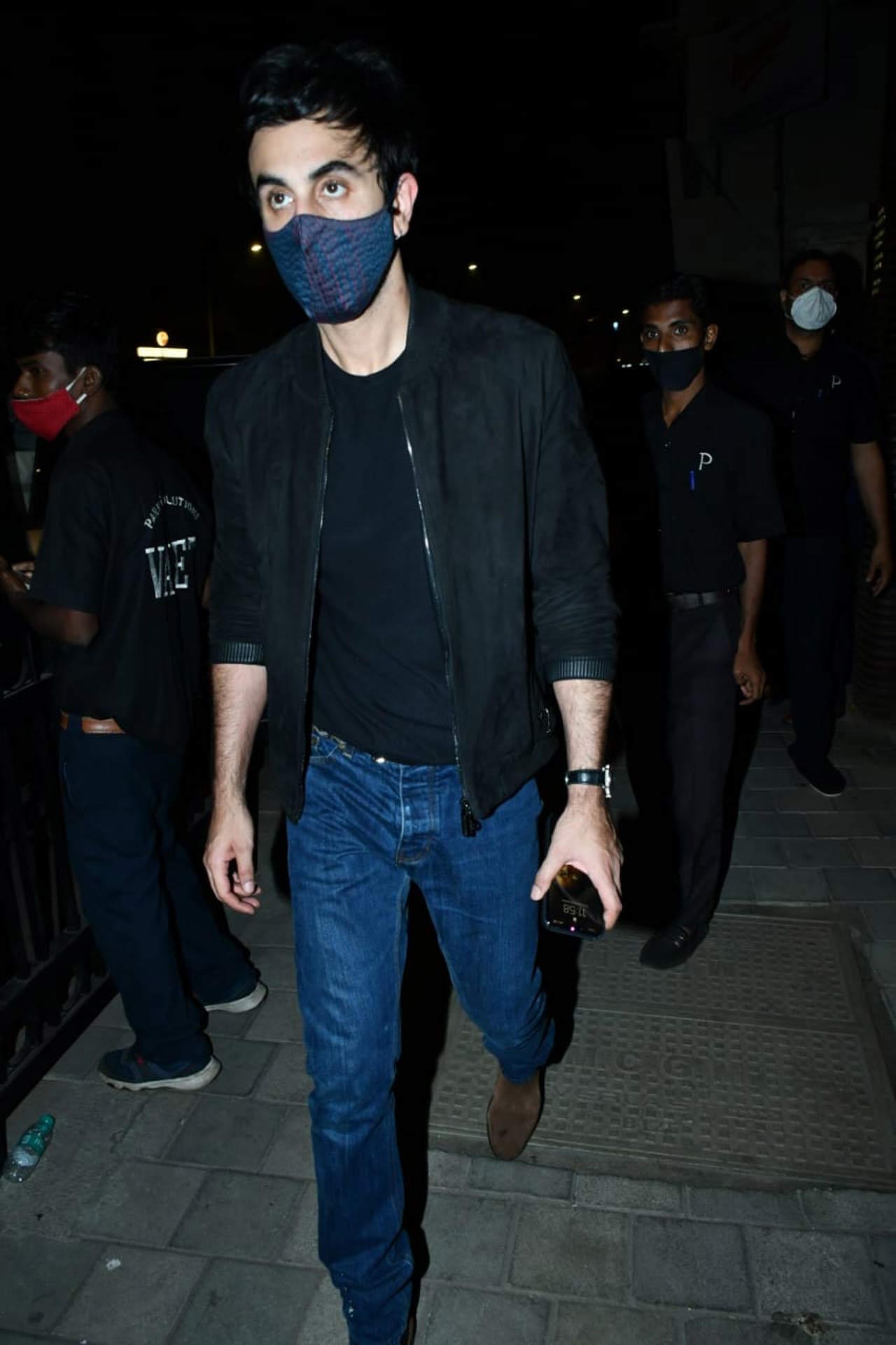 Ranbir Kapoor was also snapped at her casual best for the outing. The actor, who will be next seen in 'Brahmastra' opposite Alia Bhatt, opted for a basic black tee, a black shirt, and a pair of blue denim for the dinner party.