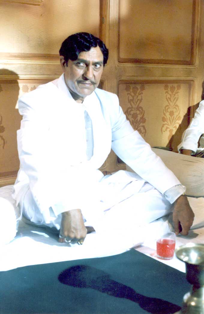 Amrish Puri later starred in Sunil Dutt produced and directed Reshma Aur Shera (1972) which also starred Waheeda Rahman, Shatrughan Sinha, Prem Chopra, among others.