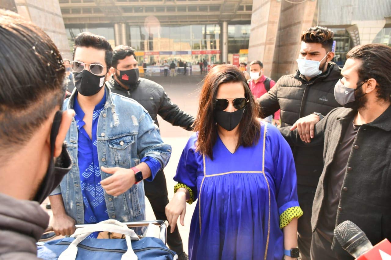 Angad Bedi and Neha Dhupia were snapped while sorting out their luggage as they arrived at Jaipur airport.