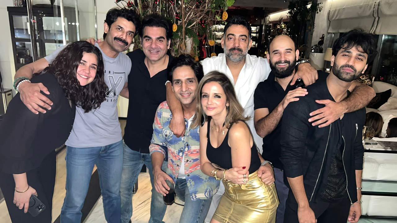 Arslan Goni with Sussanne Khan and their squad