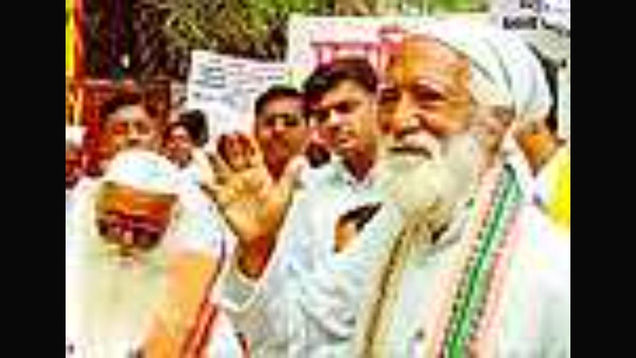 Sunder Lal Bahuguna, environmentalist, 94
Renowned environmental activist Sunder Lal Bahuguna, who fought for the preservation of forests in the Himalayas, was a member of the Chipko movement in the 1970s, and later led the anti-Tehri Dam movement from the 1980s to early 2004. The nonagenarian passed away on May 21 due to Covid-related complications at AIIMS Rishikesh in Uttarakhand. He believed in the Gandhian philosophy of non-violence and fought for the rights of poor and the marginalised. Pic/mid-day archives