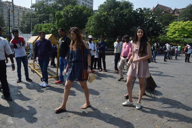 Bhavana Pandey with daughter Ananya Pandey on their way to Alibaug for Shah Rukh Khan's birthday bash