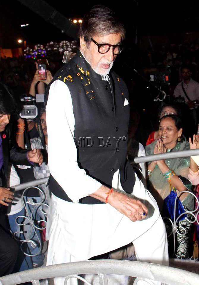 Amitabh Bachchan walks