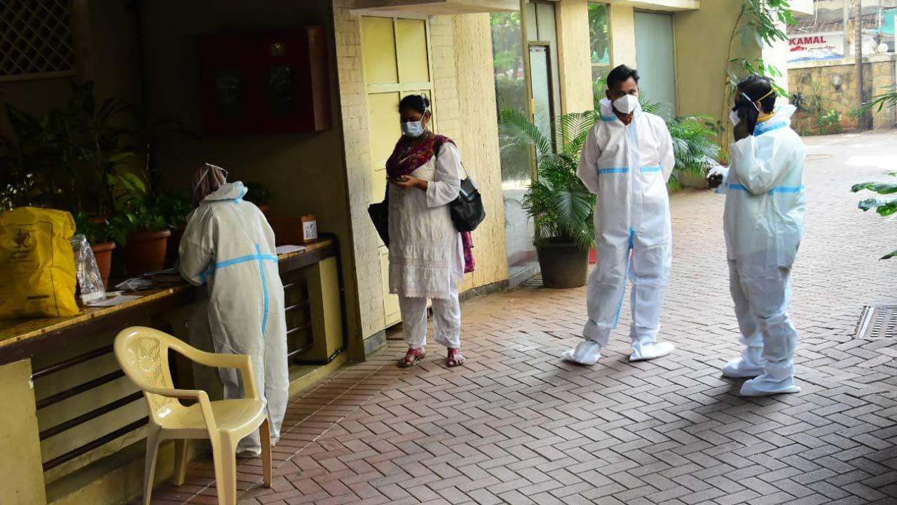 Bollywood actors Kareena Kapoor Khan, Amrita Arora, Maheep Kapoor and Seema Khan tested positive for Covid-19 on Monday. In violation of the Covid norms, the duo had been attending several parties recently and hence there are chances that both Kareena and Amrita might be super-spreaders of the virus. Read the full story here