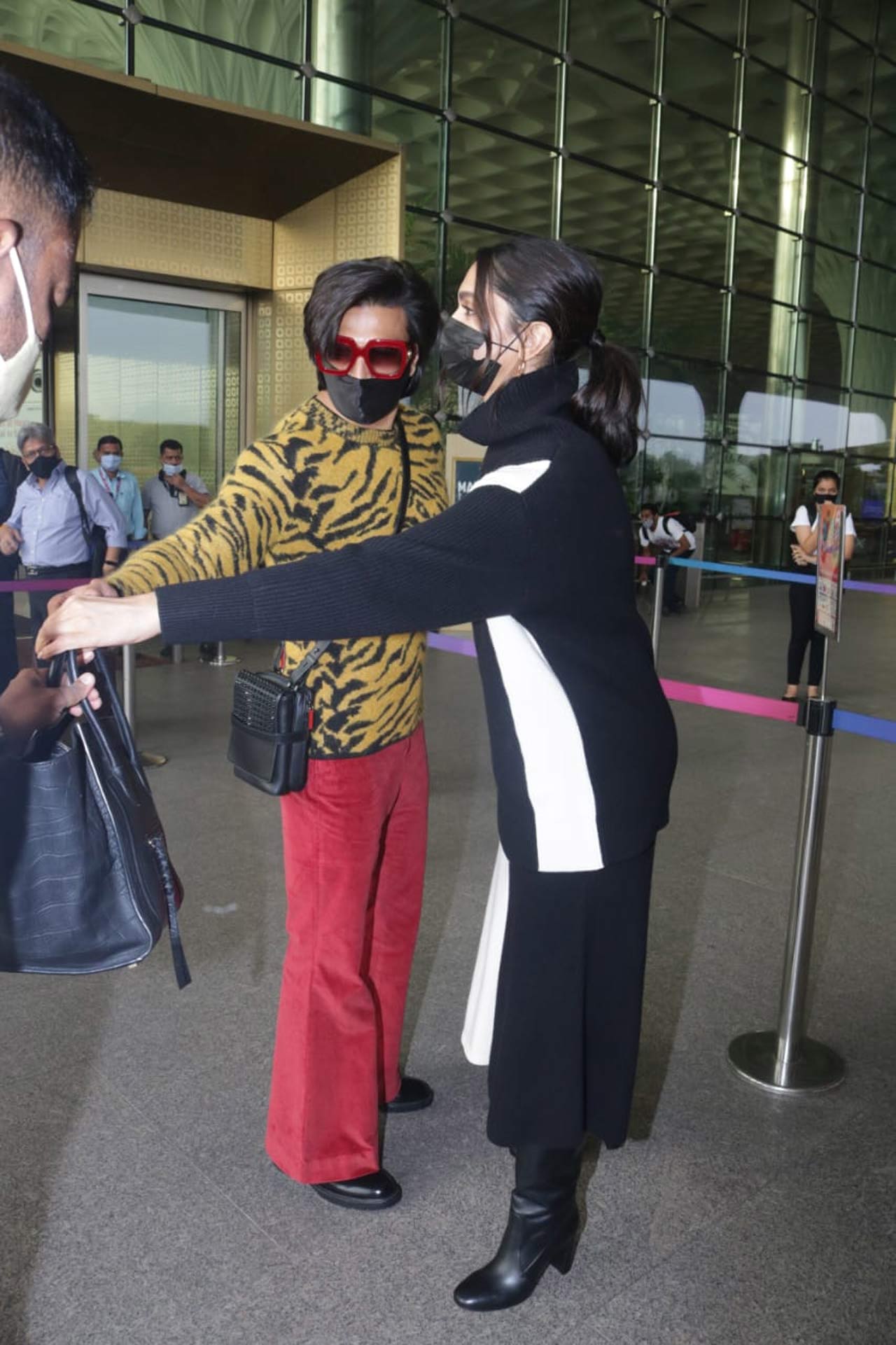 It was not just Ranveer Singh's outfit that caught our attention, but also when he was handing over his bag to one of his crew members, to get the best clicks from the shutterbugs.