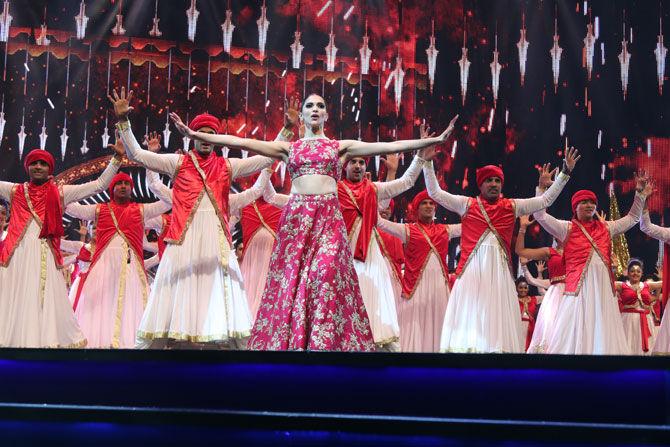 Deepika performed at the event looking gorgeous in bright pink attire. But it was her performance to 'Malhari', which originally features her co-star and rumoured boyfriend Ranveer, that garnered the loudest cheers