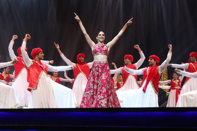 Ranveer Singh said he was moved by Deepika Padukone's performance on stage. Deepika chose one of Ranveer's songs from 'Bajirao Mastani' to dance to