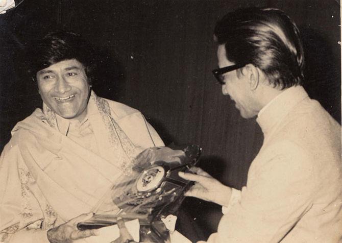 Dev Anand made his debut in the Hindi film industry in the black-and-white era with the 1946 film Hum Ek Hain and went on to spend 65 years as an actor and filmmaker in Bollywood.
In picture: Bal Thackeray presenting an award to Dev Anand