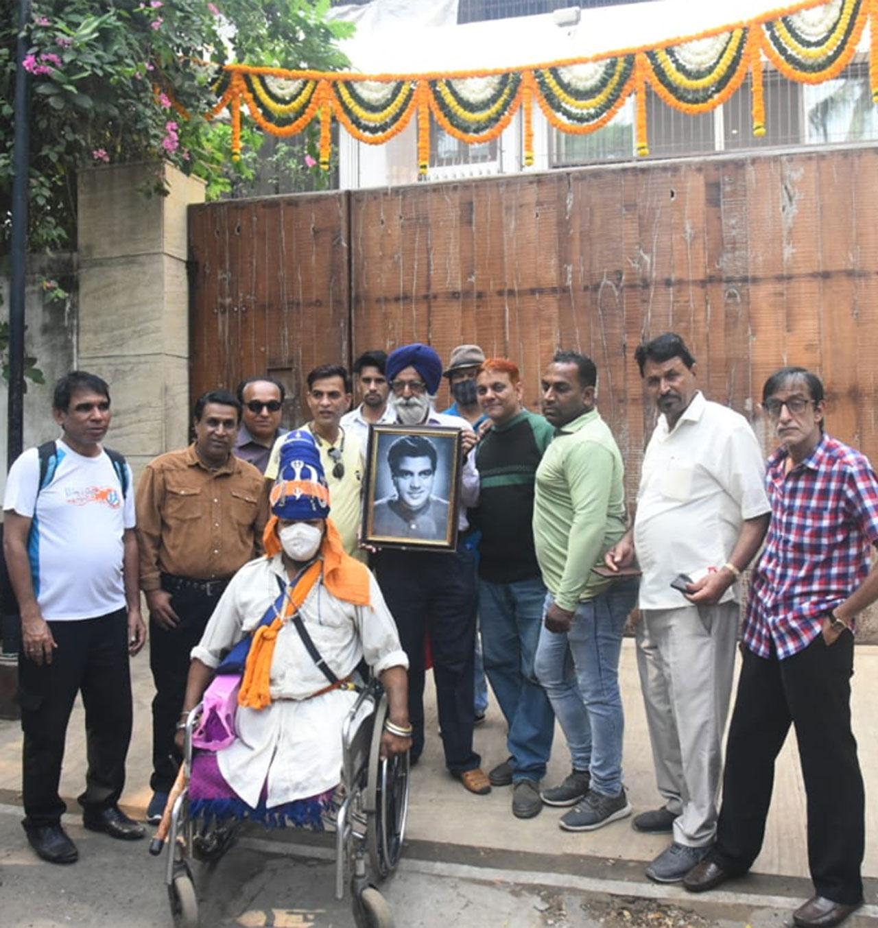 And then, all the fans that were spotted at his residence came together for a perfect picture. There were over 14 people that were standing outside his house to celebrate the He-Man of Hindi Cinema’s 86th birthday.
