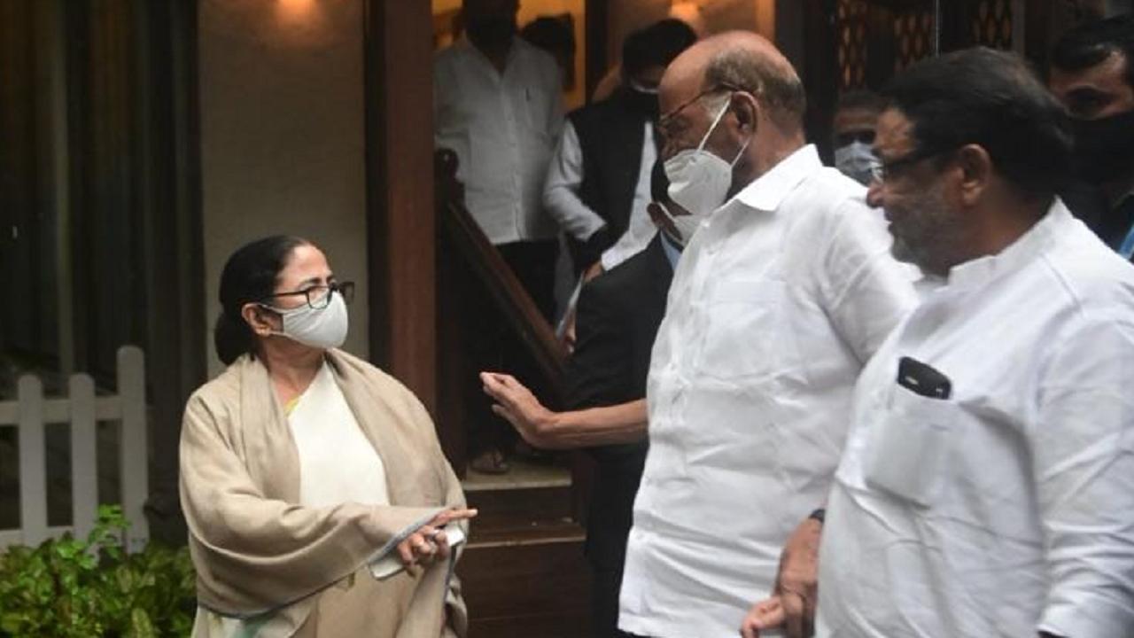 Mumbai BJP leader files complaint against Mamata Banerjee for 'insulting' national anthem
