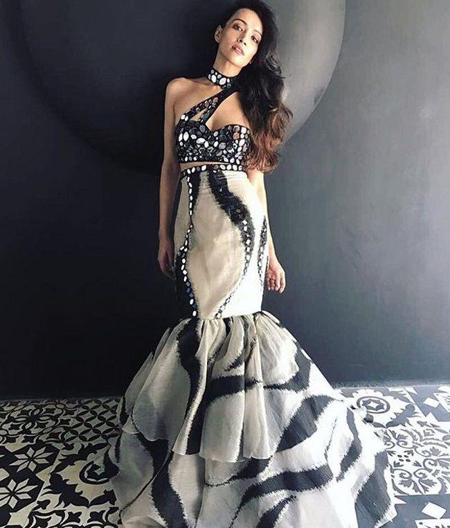 Dipannita Sharma's love for fashion has been evident enough. The actress is often seen making public appearances with her on-point fashion game and makeup. She has also walked the ramp for some of the most famous fashion designers.