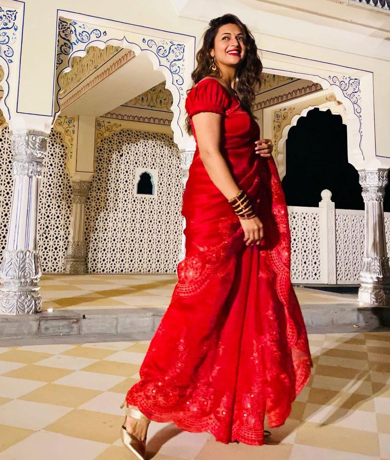 This is her bridal look. Her caption says ‘Suhaagan Si.’ This is one of her best Instagram pictures. This is her bridal look. Her caption says ‘Suhaagan Si.’ This is one of her best Instagram pictures.