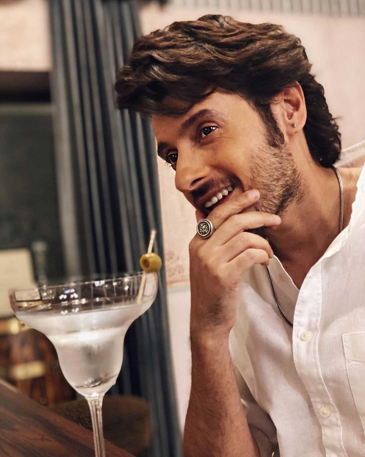 'Munna bhaiyya' Divyenndu enjoys his day off with wife
Actor Divyenndu, who is known for his portrayal of Munna Bhaiya in 'Mirzapur', recently took some time off from his busy schedule to spend time with his better half Akanksha Dahiya on her birthday. The couple went to a luxury resort and spa retreat a little away from Mumbai.
The actor took to his social media and shared a cute reel of him with his wife. He wrote in the caption, 