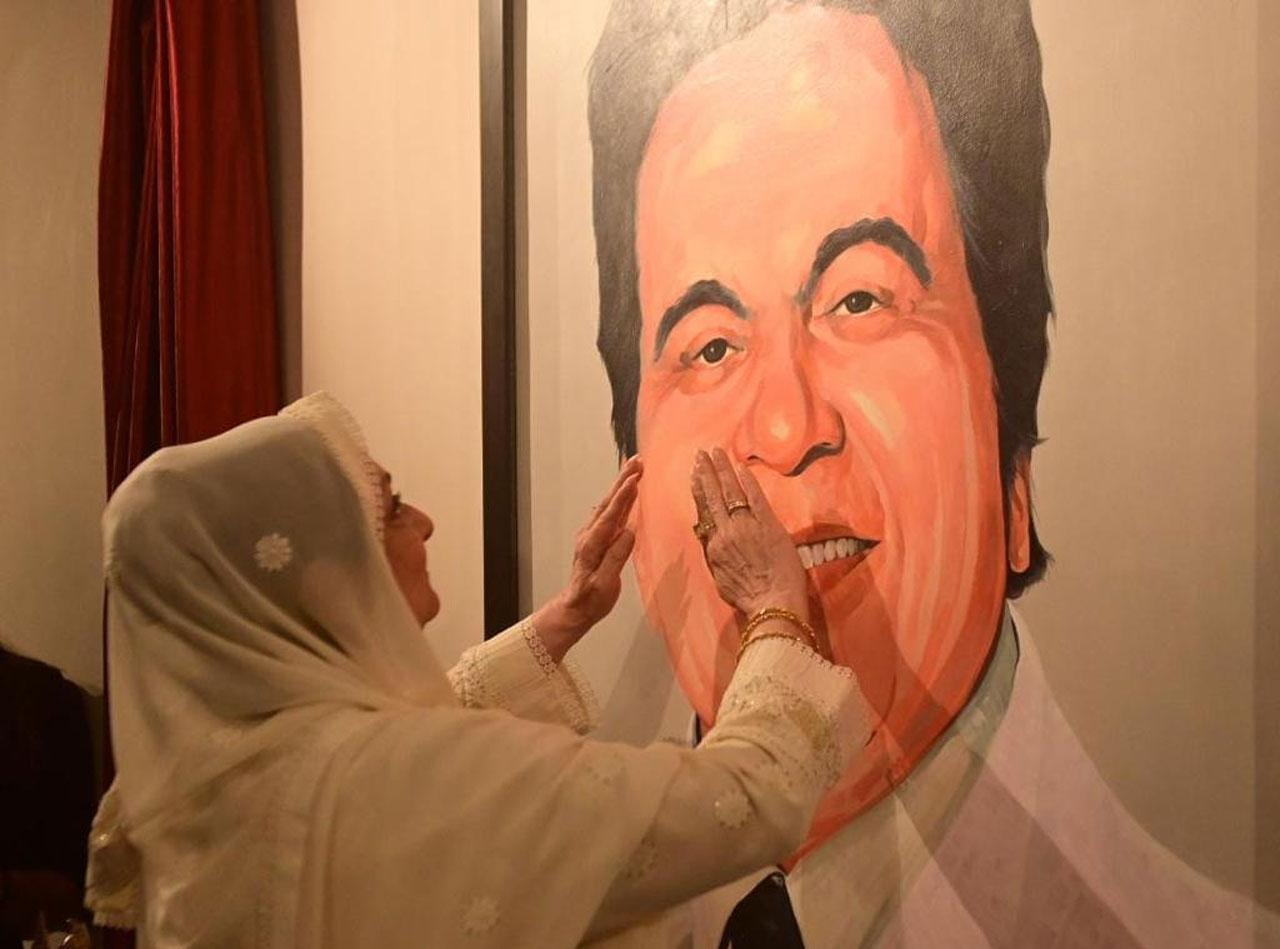In what was an emotional and tender moment, Saira Banu was seen kissing a painting of Dilip Kumar that was made by the students of the acting school as a mark of respect for the legendary actor of Hindi Cinema. 