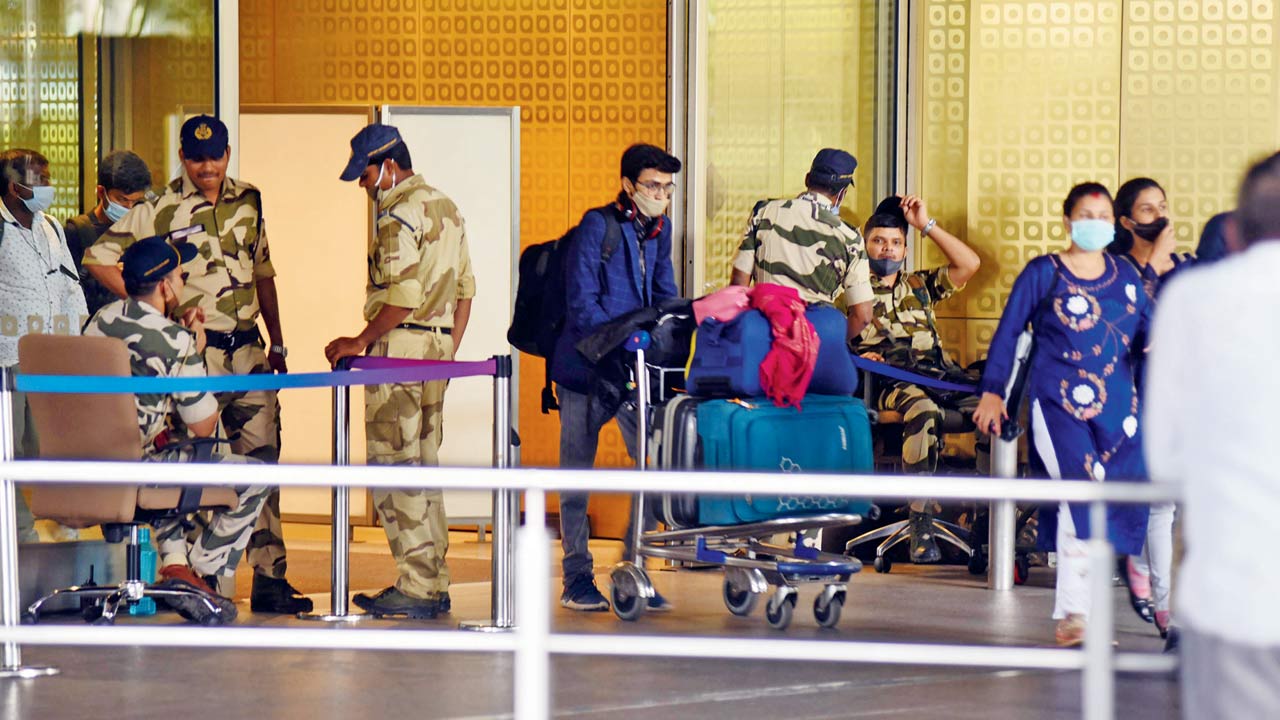 Passengers at the Chhatrapati Shivaji Maharaj International Airport. From December 1, India instituted new rules for international passengers arriving into the country. There are separate protocols for those from ‘at risk’ countries, including testing on arrival and mandatory quarantine. The samples of those found positive will be sent for genome sequencing. Pic/Sameer Markande