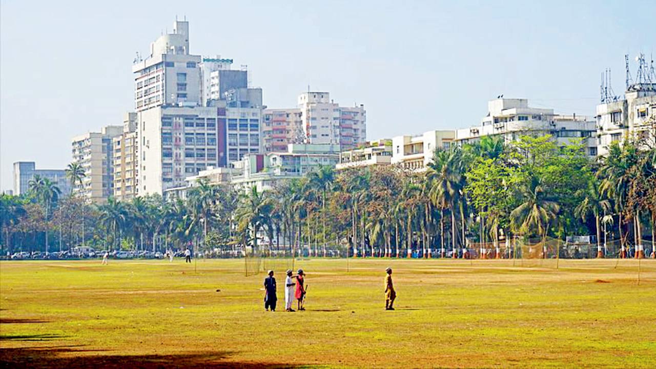 Art Deco buildings facing Oval Maidan