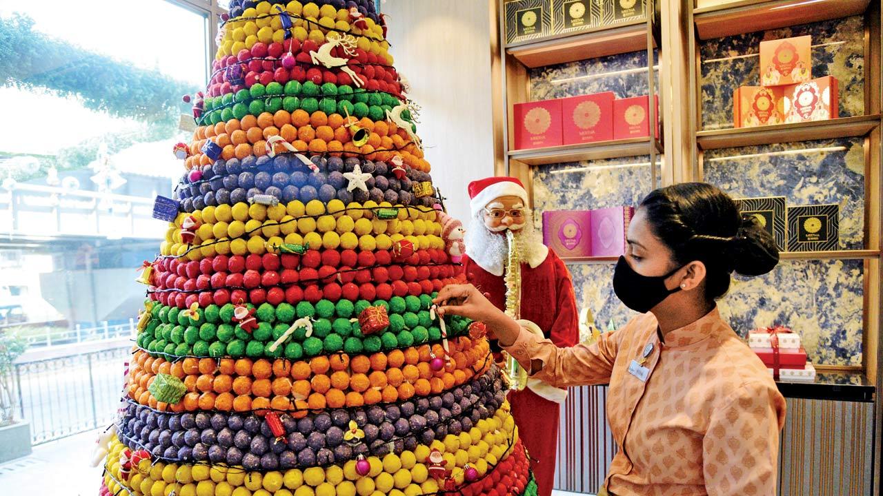 The Christmas tree made with laddoos. Pic/Pradeep Dhivar