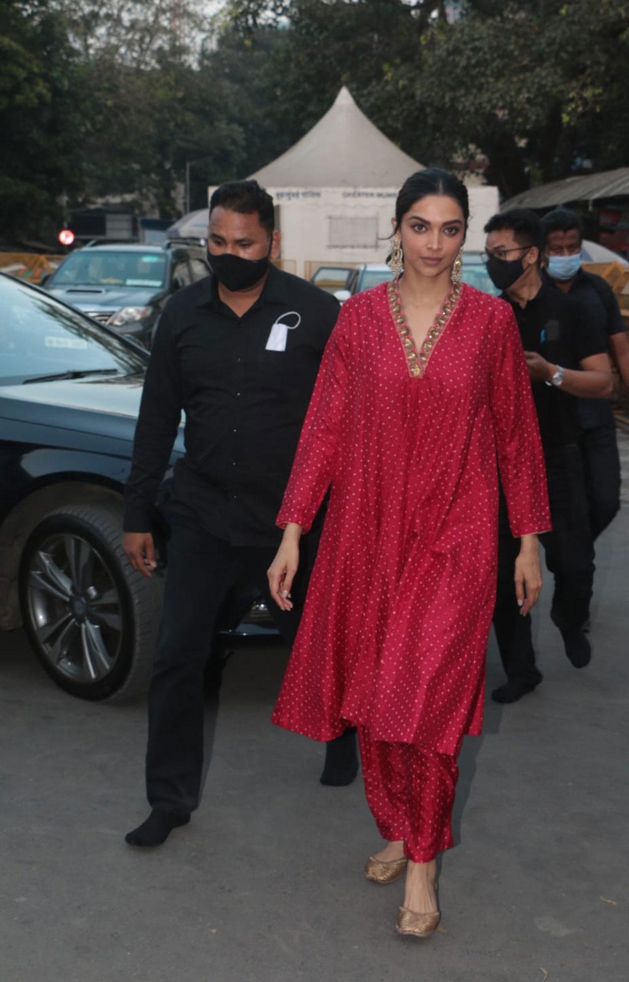 It’s a customary practice for Deepika Padukone to visit the much revered Siddhivinayak Temple ahead of the release of her films. This time too, the actor-producer made sure to seek Lord Ganesha’s blessings as her much-talked-about film ‘83’ is finally set to hit the screens worldwide on 24th December.