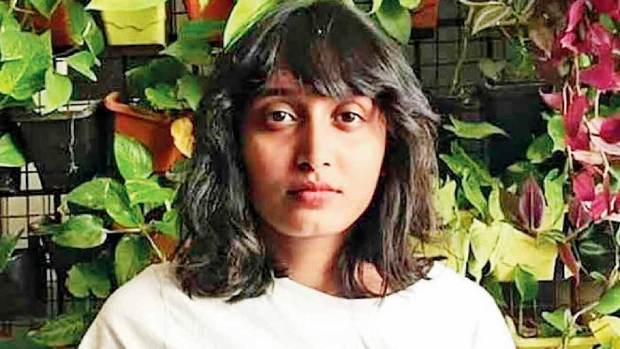 1. Disha Ravi
Disha Anappa Ravi, a 22-year-old climate activist, was arrested from her home in Bengaluru on February 13, 2021, flown down to Delhi and charged with sedition and criminal conspiracy for allegedly editing a toolkit Greta Thunberg had shared online to supposedly help the protesting farmers in India. She was granted bail by a Delhi court 10 days later. Ravi has since become a force to reckon with for many young dissenters as she continues to be a vocal critic of government policies.